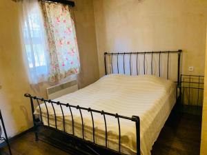 Un pat sau paturi într-o cameră la Chateau Eniseli