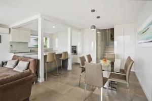 Kuchyň nebo kuchyňský kout v ubytování 2 16 Edgar Bennett Ave Noosa Heads