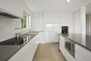 Kuchyň nebo kuchyňský kout v ubytování 2 16 Edgar Bennett Ave Noosa Heads + 10 fotografií