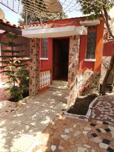 dom ze ścieżką prowadzącą do drzwi wejściowych w obiekcie HOTEL BADINCA Alojamento Low Cost in Bissau avenida FRANCISCO MENDES w Bissau
