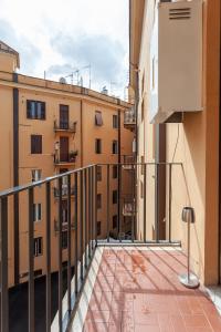 uma vista a partir da varanda de um edifício em Il Melograno Holiday House em Roma