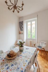 comedor con mesa y sillas en Il Melograno Holiday House, en Roma