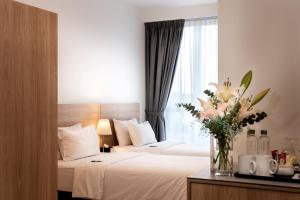 Postel nebo postele na pokoji v ubytování The Signature Serviced Suites Puchong