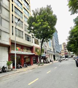 uma rua da cidade com uma árvore e um edifício em Gold hotel, Saigon em Cidade de Ho Chi Minh