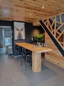 una sala da pranzo con tavolo e sedie in legno di Gîte 28 court a Bastogne