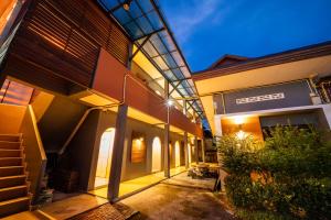 una vista al exterior de un edificio por la noche en Thebedkolok resort, en Sungai Kolok