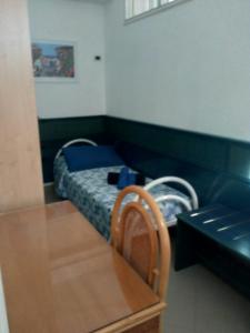 チェファルにあるCasa Sandraのベッド1台とソファが備わる小さな客室です。