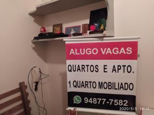 un panneau pour un albuoco vaza dans une pièce dans l'établissement Espaço Inteiro Oscar Freire Capacidade grupo até 30 hóspedes, à São Paulo