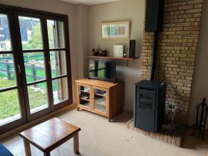 a living room with a tv and a fireplace at Apartamento a pie de pistas de Espot ZZ House in Espot