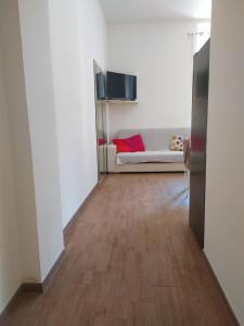 een woonkamer met een bank en een houten vloer bij La culla di Giove in Terracina