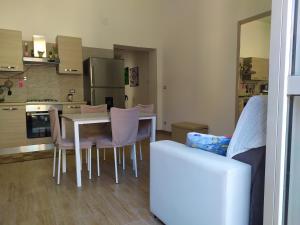 een keuken met een tafel en stoelen in een kamer bij La culla di Giove in Terracina