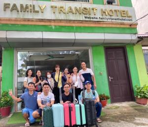 een groep mensen die poseren voor een foto met hun bagage bij Family Transit Hotel in Thach Loi