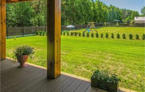 weranda z widokiem na dziedziniec z placem zabaw w obiekcie 4 Bedroom Amazing Home In Ruciane-Nida w mieście Karwica
