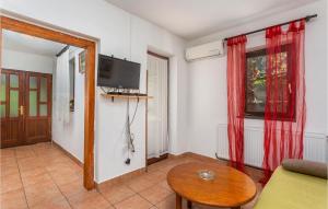 TV a/nebo společenská místnost v ubytování Pet Friendly Apartment In Njivice