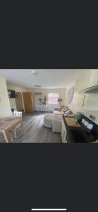 sala de estar con sofá y mesa en 2 Bedroom duplex apartment, en Bawtry