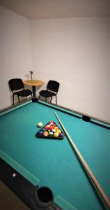 Una mesa de billar en Nipanhotellet