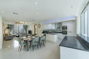 Kuchyň nebo kuchyňský kout v ubytování The Waves Dubai Marina - 2BR Apartment - Allsopp&Allsopp