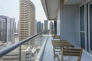 Balkón nebo terasa v ubytování The Waves Dubai Marina - 2BR Apartment - Allsopp&Allsopp