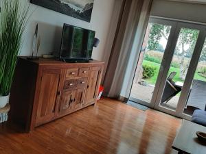 TV a/nebo společenská místnost v ubytování Ferienhaus Weitblick