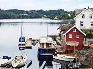 um grupo de barcos está ancorado num porto em 8 person holiday home in LIND S em Lindås