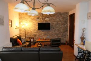 Televízia a/alebo spoločenská miestnosť v ubytovaní APARTMENT MARKO