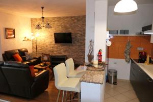 Televízia a/alebo spoločenská miestnosť v ubytovaní APARTMENT MARKO
