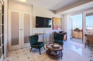 een woonkamer met stoelen en een tafel en een televisie bij Apartments Florence - Florence Magic House in Florence