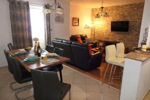 Televízia a/alebo spoločenská miestnosť v ubytovaní APARTMENT MARKO