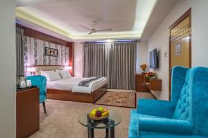 Postel nebo postele na pokoji v ubytování Hotel Emirates