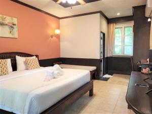 two beds in a room with orange walls at Samed Villa Resort in Ko Samed