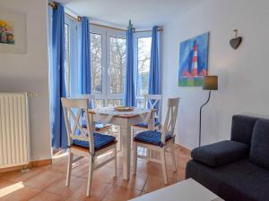 a living room with a table and chairs and a couch at Fewo Strandallee - Baabe in Baabe