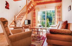 ein Wohnzimmer mit einer Treppe, einem Sofa und Stühlen in der Unterkunft Cozy Apartment In Rowy With Kitchen in Rowy + 9 Fotos