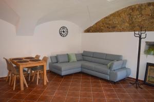 uma sala de estar com um sofá e uma mesa em Vincentův dvůr 