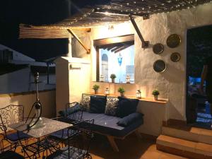 a living room with a couch and a table at El Escondite de Martina, Áticos Románticos in Setenil