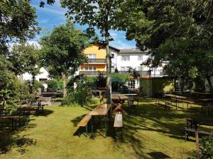 a picnic table in a park with trees and benches at Gasthaus Pension Schumbert in Bullau