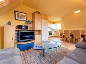 ein Wohnzimmer mit einem Sofa und einem Tisch in der Unterkunft Haus am See - Apt. 02 in Ostseebad Sellin