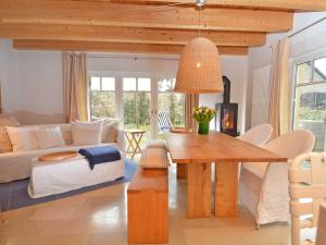 a living room with a table and a couch at Haus Baabinchen - Ferienhaus mit Kamin und Terrasse in Baabe