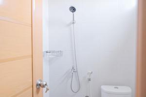 La salle de bains est pourvue d'une douche et de toilettes. dans l'établissement KoolKost near Jalan Veteran Raya (Minimum Stay 6 Nights), à Jakarta