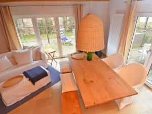 un soggiorno con tavolo in legno e divano di Haus Baabinchen - Ferienhaus mit Kamin und Terrasse a Baabe