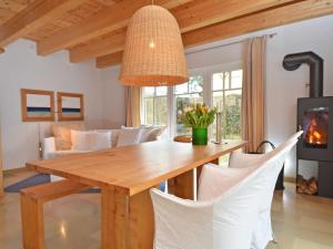 una sala da pranzo con tavolo e sedie in legno di Haus Baabinchen - Ferienhaus mit Kamin und Terrasse a Baabe