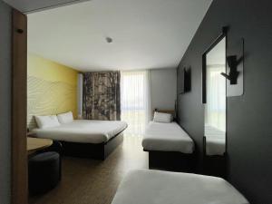 Letto o letti in una camera di B&B HOTEL Compiègne