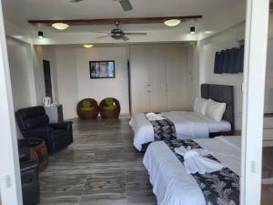 波爾多·格尼拉的住宿－馬娜拉海景度假酒店，酒店客房,配有两张床和椅子
