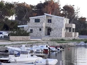 Un grupo de barcos en el agua frente a un edificio. en Villa-Sana, en Vir