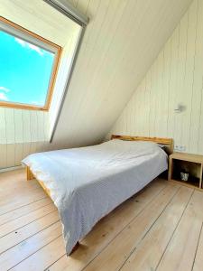 En eller flere senge i et værelse på Cottage in Svencele by Curonian Lagoon