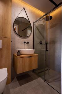 La salle de bains est pourvue d'un lavabo et d'un miroir. dans l'établissement Siedlisko Pozorty, à Kęty