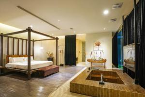 sypialnia z łóżkiem z baldachimem i wanną w obiekcie Moonlight Motel w mieście Taizhong