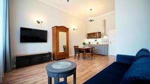 Kuchyň nebo kuchyňský kout v ubytování Apartamenty EverySky - Plac Ratuszowy 51