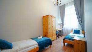 Postel nebo postele na pokoji v ubytování Apartamenty EverySky - Plac Ratuszowy 51