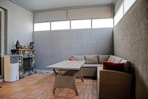 ein Wohnzimmer mit einem Sofa und einem Tisch in der Unterkunft Super OYO 629 Home Lux Suite in Riad