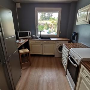 Kuchyň nebo kuchyňský kout v ubytování Appartement dans habitation privée avec piscine